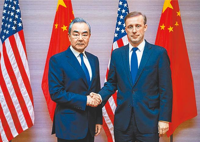 中共中央政治局委員、大陸外辦主任王毅（左）與美國家安全顧問蘇利文（右），26、27日在泰國曼谷舉行新一輪會晤。（翻攝自大陸外交部）