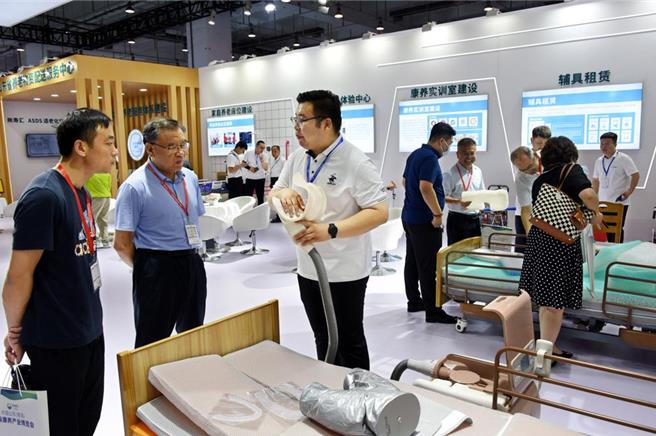 大陸學者呼籲，老年人不是中國經濟發展阻力，應該要依託科技刺激更多「銀髮經濟」，適時培育養老獨角獸企業。 （摘自新華社）