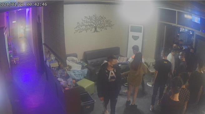 内埔乡公所林姓清洁队员不满小吃店服务，竟率眾砸店。(民眾提供)