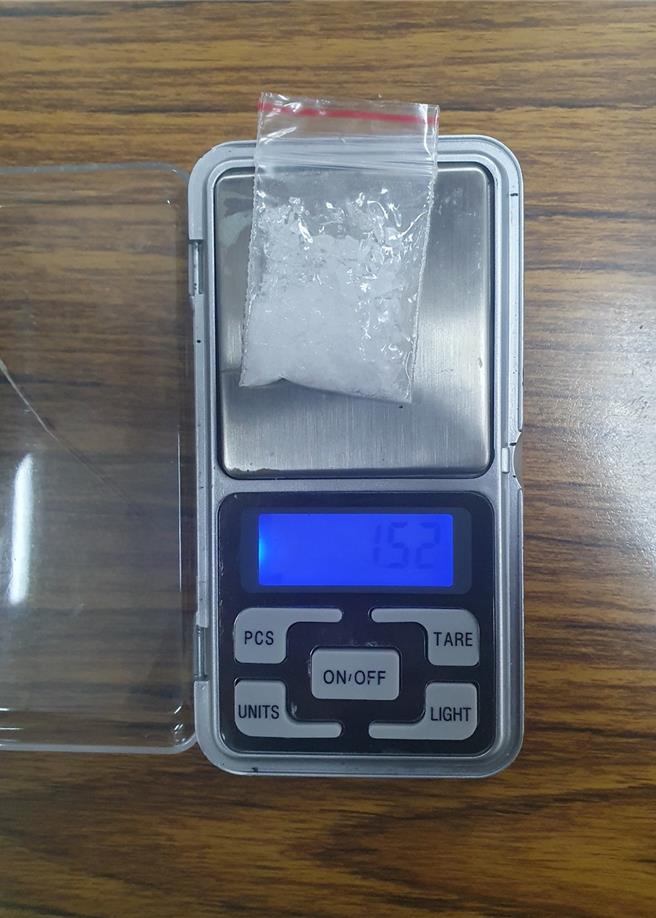 警方在中正区晋江街一处公园查获男子正在施用第三级毒品恺他命。（翻摄画面）