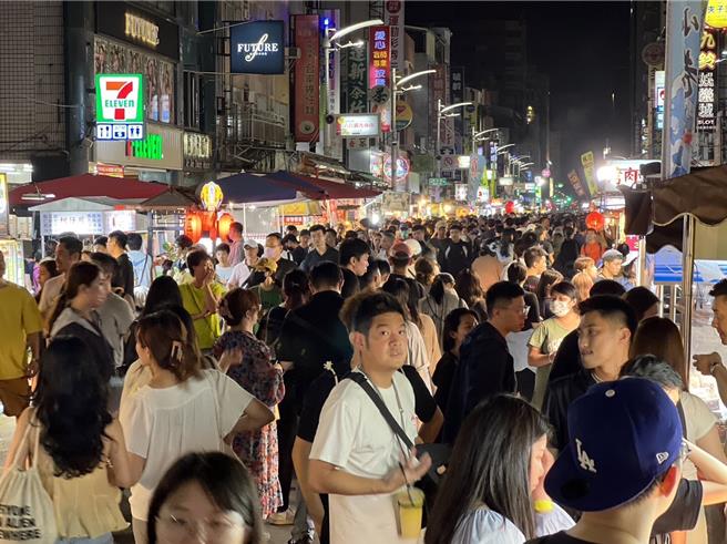 六合夜市管委会庄其章主委表示，去年摊商被演唱会引入的人流吓到，只要是演唱会期间，人潮就会爆满，而演唱会结束不到一小时，涌入的大量歌迷，每个摊位前都有排队人潮，让摊商收到满满的商圈夜市优惠券，甚至有的摊商还做到半夜三、四点。（柯宗纬翻摄）