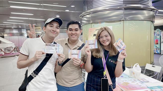 去年开始高雄一连举办超过50场国内外演唱会，演唱会效应带动经济与商机，其中11月英国天团COLDPLAY献唱，有许多海外歌迷首度到访高雄，大讚市府加码优惠与贴心服务，也相约再到访高雄。（柯宗纬翻摄）