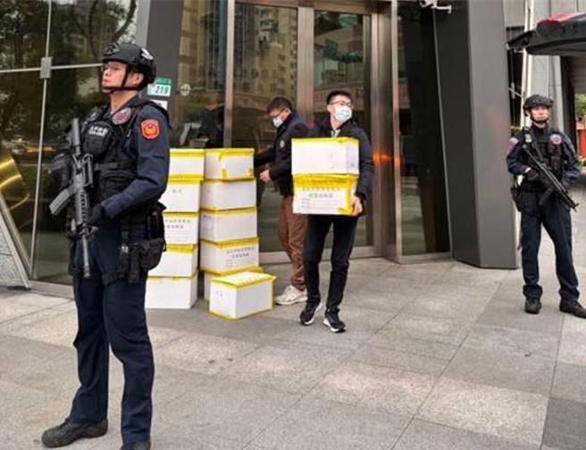 警方將查獲毒品運往焚化爐。（翻攝畫面）