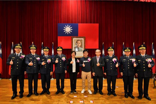 彰化县警察局新任彰化、员林、北斗、和美及溪湖卸、新任分局长联合交接典礼，29日上午在彰化县警察局举行交接布达典礼，彰化县长王惠美（左五）主持卸、新任局长布达，议长谢典霖（右五）等人与会。（吴建辉摄）