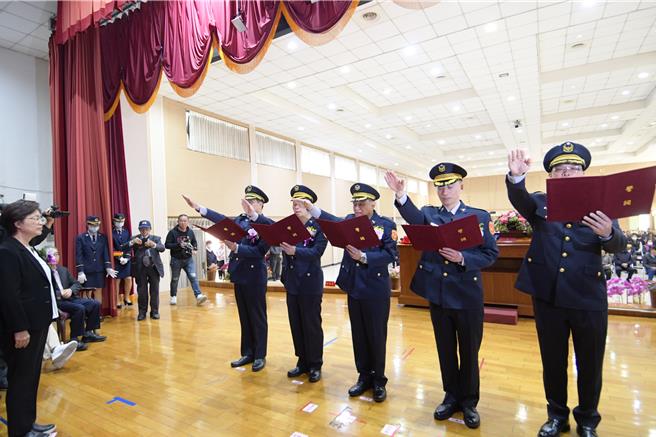 彰化县警察局新任彰化、员林、北斗、和美及溪湖卸、新任分局长联合交接典礼，29日上午在彰化县警察局举行交接布达典礼。（吴建辉摄）