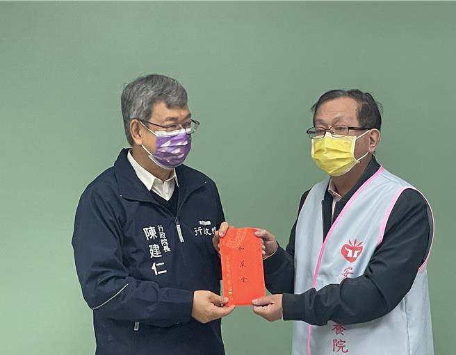 行政院長陳建仁今天上午赴桃園市私立安康啟智教養院致贈加菜金及新年福袋。(呂筱蟬攝)
