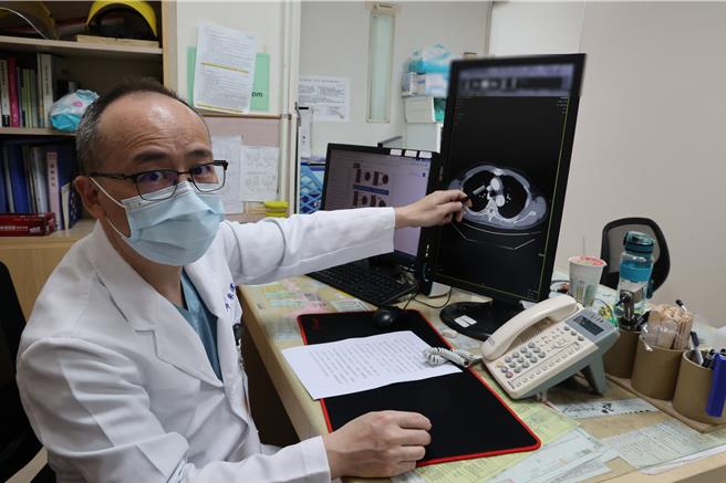 員榮醫療體系員榮醫院急診處主任朱偉岳醫師，從電腦斷層可以看到患者的升動脈及降動脈阻塞嚴重。（員榮醫院提供／吳建輝彰化傳真）