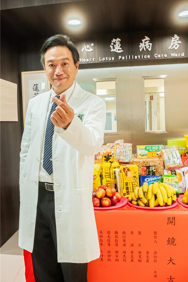 张翰饰演王英伟医师。（大爱电视台提供）