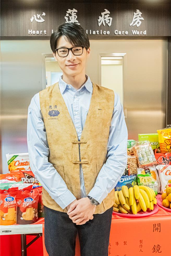 宋伟恩饰演临终病房志工石世明。（大爱电视台提供）