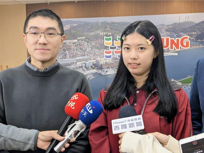 即將參與基隆市府與美國加州大學柏克萊分校合辦研習營的基隆女中數理資優班龐宜榛（右）說，希望透過這次機會，能對未來進入軟體開發領域有所幫助。（張志康攝）