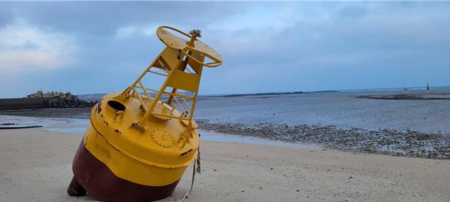 澎湖海灘29日再現不明繫留浮標，擱淺在合界沙灘，由於沒有單位聯絡標示，加上繩結與國內打法不同，研判是對岸所有，漂流而來。（許逸民攝）