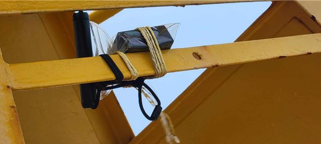 2024年1月29日澎湖縣／澎湖海灘29日再現不明繫留浮標，擱淺在合界沙灘，其上還有一內存資料不明的黑色接收發報器。（許逸民攝）