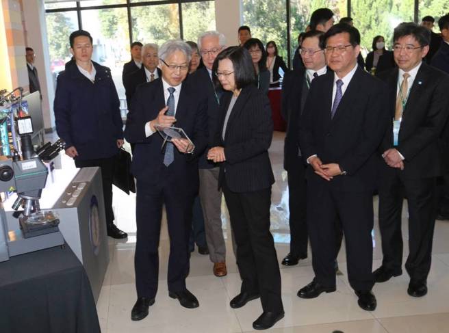 中央研究院成功打造臺灣自研自製的5位元超導量子電腦，蔡英文總統視察聽取簡報。（陳君瑋攝）