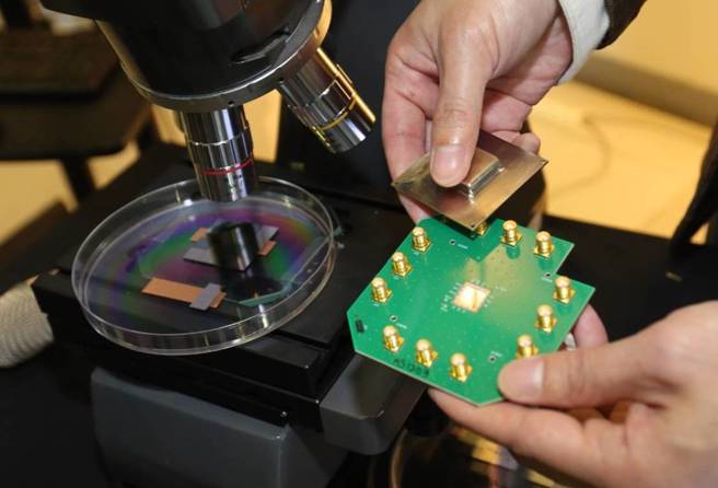 中央研究院成功打造臺灣自研自製的5位元超導量子電腦，蔡英文總統視察聽取簡報。（陳君瑋攝）