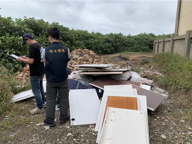 警方到場發現保安林地內有大量廢棄物。（警方提供／李京昇苗栗傳真）