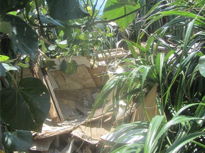 保安林地內遭丟棄大量廢棄物。（警方提供／李京昇苗栗傳真）