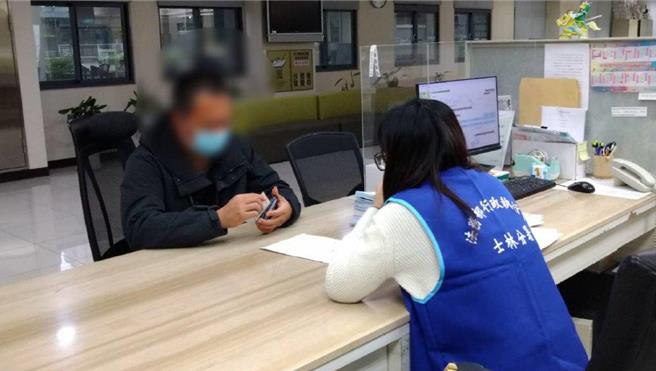 郑姓男子因薪转帐户遭执行署士林分署执行官发现有钱入帐，迫使他主动到分署办理分期付款。（翻摄画面）