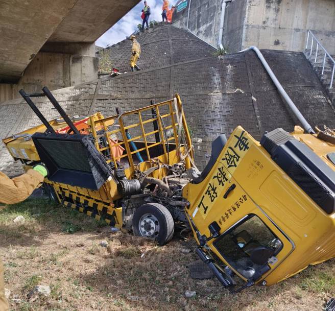 国3大车祸！缓撞车遭撞飞坠落高架道路「车身分离」。(潘虹恩翻摄)
