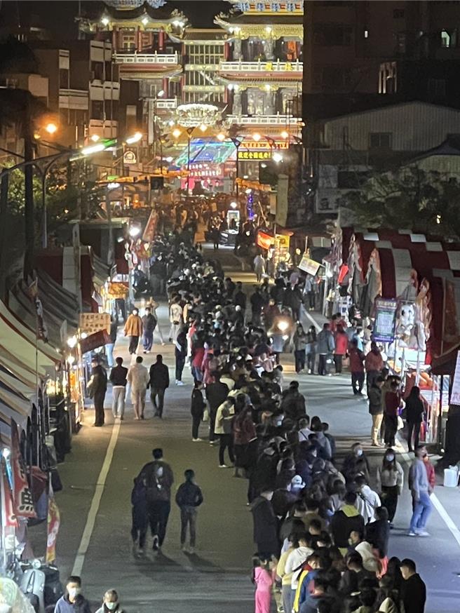 下营上帝庙去年起由下营区公所找活动厂商规画，从庙前200公尺整合成年货大街，28日宣布今年取名「好运龙龟」年货大街，活动从小年夜横跨到大年初三。（下营区公所提供／程炳璋台南传真）