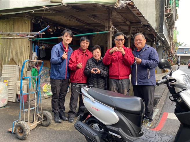 桃园市消防局第一救灾救护大队茄苳分队替平时以回收资源维生的弱势住户更换损坏不堪的机车。（茄苳消防分队提供／陈梦茹桃园传真）