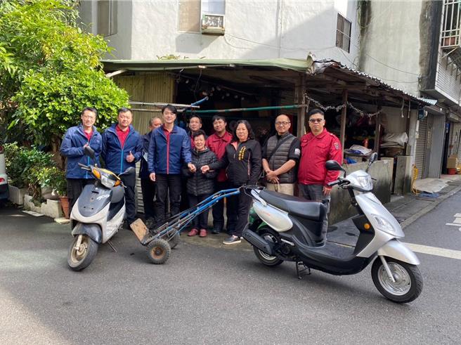 茄苳分队替平时以回收资源维生的弱势住户更换损坏不堪的机车，并将后车架改装以利连结拖板车。（茄苳消防分队提供／陈梦茹桃园传真）