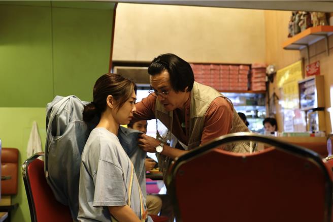 胡定欣（左）则饰演林家栋的孕妻。（华映提供）