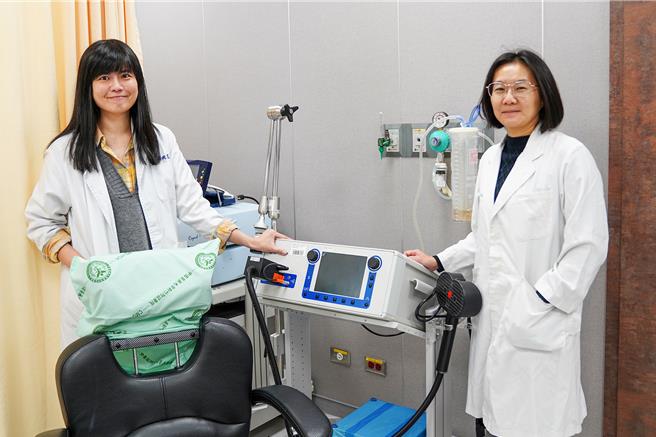 中医大新竹附医身心科医师郑映芝（左）和身心科主任王明钰（右）指颅磁刺激是安全有效的非药物治疗，临床上有不少长期受药物副作用所困扰的个案，在接受经颅磁刺激治疗后能达到减药效果。（罗浚滨摄）