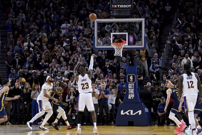 湖人隊詹姆斯對勇士罰進致勝兩球。（美聯社）