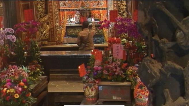 廖姓男子元旦当天到南鲲鯓代天府持打火机纵火，点燃神明前的神帐。（读者提供／程炳璋台南传真）