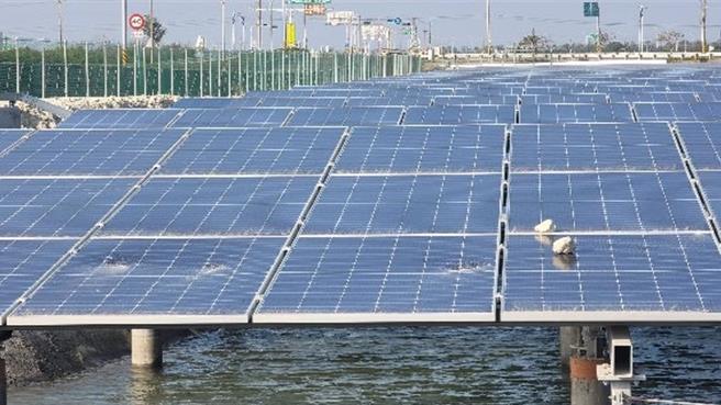 廖姓男子元旦时到南鲲鯓代天府纵火犯案后，又在回程时多次持石头丢掷破坏路边的光电板。（读者提供／程炳璋台南传真）