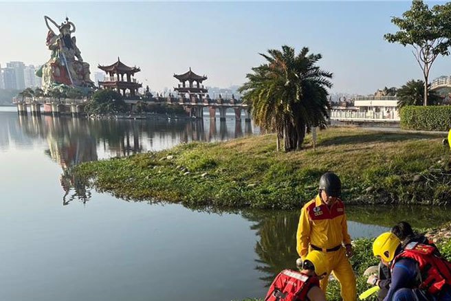 高雄左營蓮池潭29日上午發生落水意外，警消到場將落水者救起送醫。（翻攝照片／林瑞益高雄傳真）