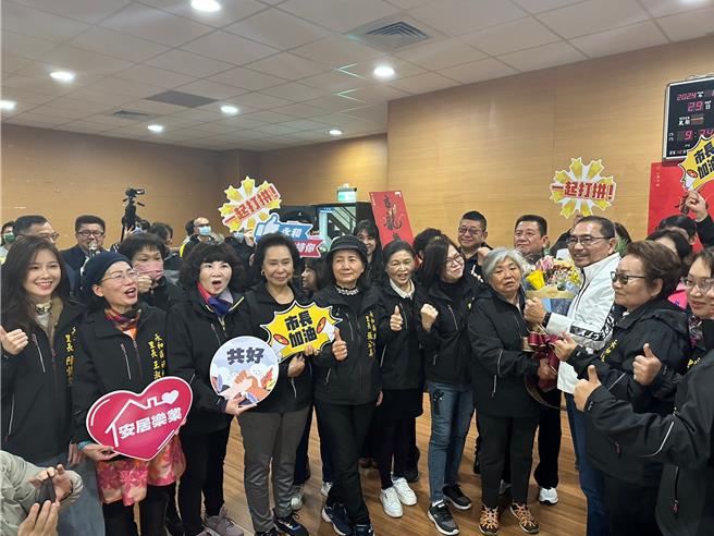 侯友宜抵达现场，里长们高喊「加油」，还献上一束鲜花，为他打气。（高钧麟摄）