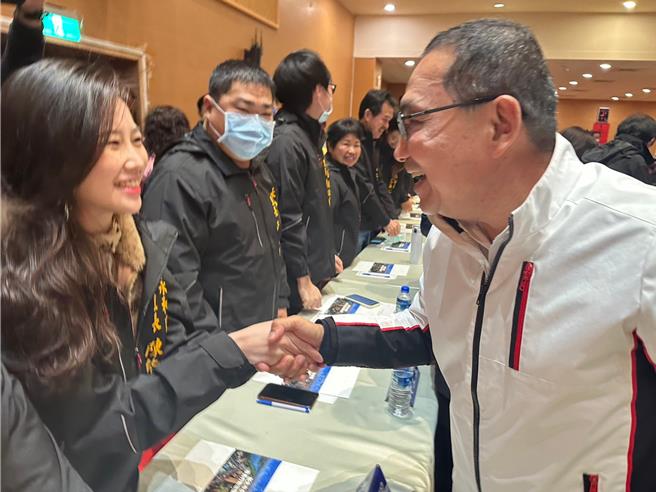 侯友宜现身会场后，一一向每位里长握手致意，他感谢在地议员、里长踊跃出席。（高钧麟摄）
