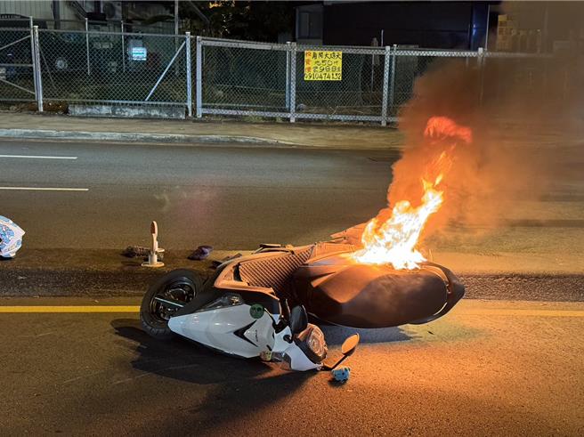 台中市南區五權南路，29日凌晨發生汽機車碰撞事故，機車倒地滑行後起火燃燒。（民眾提供／王煌忠台中傳真）