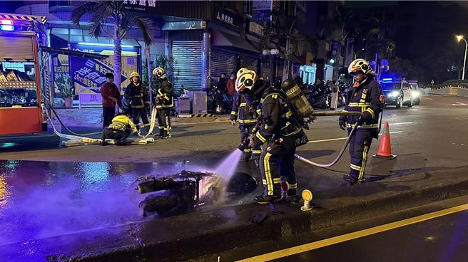 台中市南區五權南路，29日凌晨發生汽機車碰撞事故，機車倒地滑行後起火燃燒，消防人員緊急到場灌救，但機車已成為骨架。（民眾提供／王煌忠台中傳真）