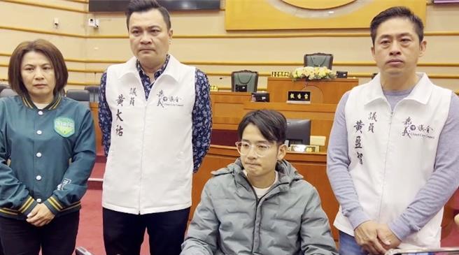 民进党嘉义市议员林炜轩（右二）28日遭2名男子殴打受伤，29日开记者会发表6点声明，并与同党议员一同谴责暴力。（读者提供∕吕妍庭嘉义传真）