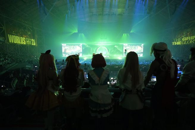 支持者打扮成英雄联盟角色观看比赛。（美联社资料照）