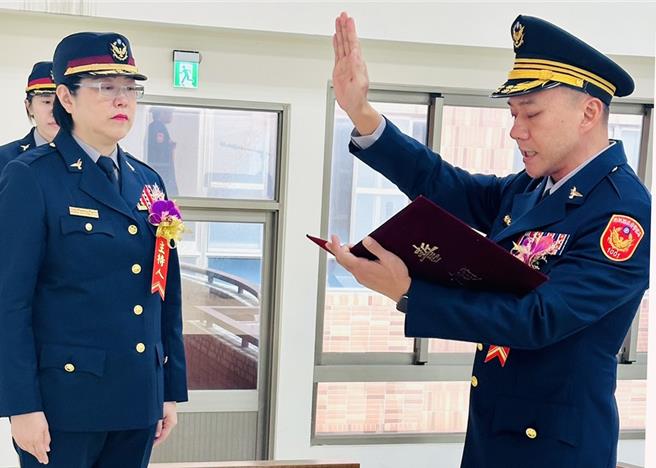 新湖分局长黄政龙宣誓就职。（新竹县警局提供／罗浚滨新竹传真）