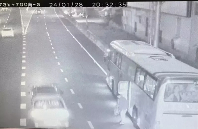 国光客运司机黄福能开车载客行经国道一号台中大雅段，因身体不适开到路肩后昏迷送医，送医不治。（翻摄国道1968）