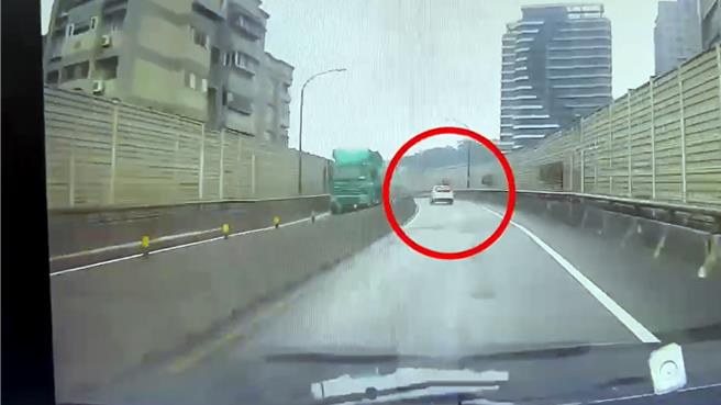 基隆市警方日前在拦查交通违规车辆时，意外衍生了一场飞车追逐大战，警方一路尾随，最后连开4枪才将两名有毒品前科的嫌犯逮获。（翻摄照片／张志康基隆传真）