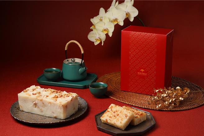 福容大饭店贴心为回娘家的女儿们准备年节伴手礼，有港式腊味萝卜糕及怀旧家乡芋头糕等丰盛品项。（福容大饭店提供）