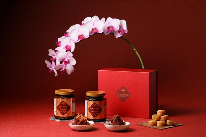 精选XO酱礼盒严选上等干贝、樱花虾，配以辣椒、蒜蓉、红葱头等食材拌炒而成，咸香下饭、口感浓郁细腻，售价1180元。（福容大饭店提供）