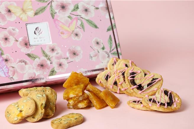 「花献大地」迎春礼盒，内含黄金南瓜酥、南瓜金丝糖、桂花蝴蝶酥，南瓜点心由在地小农的南瓜制成。（大地酒店提供）