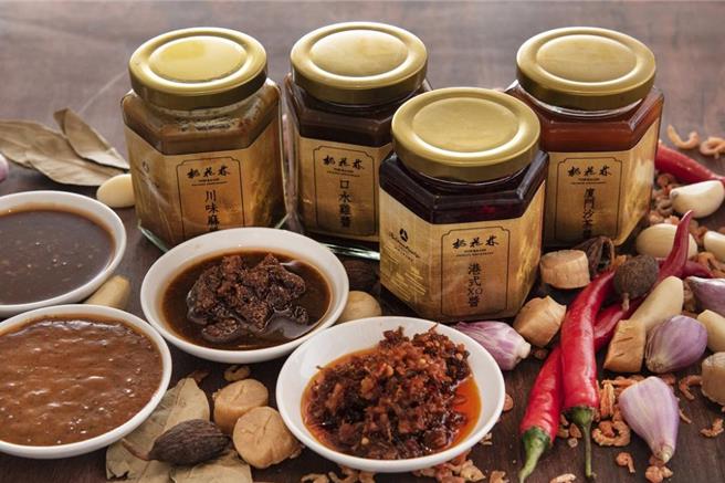「桃花林」中餐厅推出「极品手工臻味礼盒」，礼合内含港式XO酱、口水鸡酱、川味麻酱、厦门沙茶酱各1罐，售价1388元。（大仓久和大饭店提供）