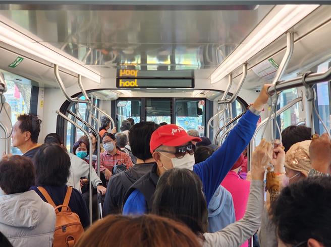黄色小鸭在高雄掀起旋风，高雄市府也鼓励民眾搭乘大眾运输工具前往，不过有民眾抱怨轻轨「挤到爆」，若不改善恐影响搭乘意愿。（高捷公司提供／任义宇高雄传真）
