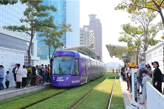 旅客抱怨坐轻轨去看黄色小鸭「挤到爆」，高捷公司说已启动区间车、加班车因应人潮。（高捷公司提供／任义宇高雄传真）