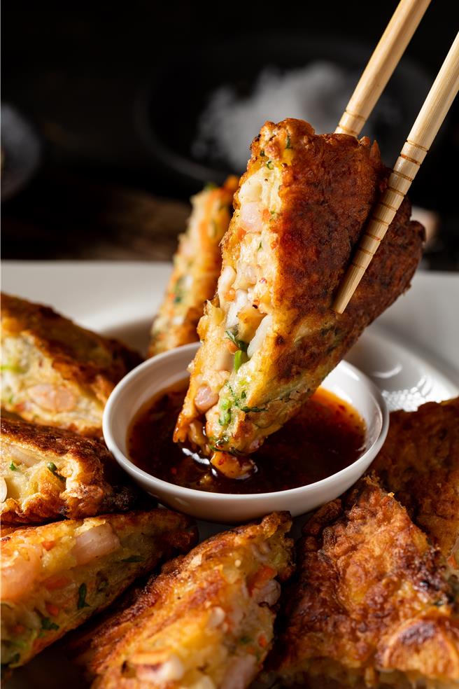 「涓豆腐」外带团圆年菜吃得到品牌明星商品、韩式料理经典的「综合海鲜煎饼」。 (豆府餐饮集团提供)