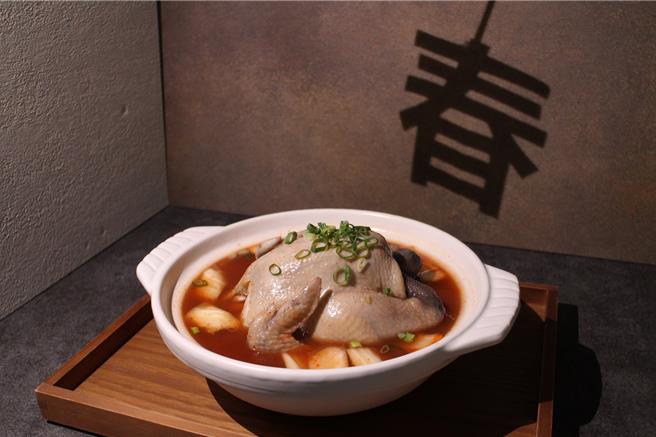 圍爐不可少的雞料理「韓國泡菜一隻雞」，特選台灣紅羽土雞加入韓式泡菜一起燉煮，讓雞肉與泡菜完美融合，湯底酸香迷人又開胃。(豆府餐飲集團提供)