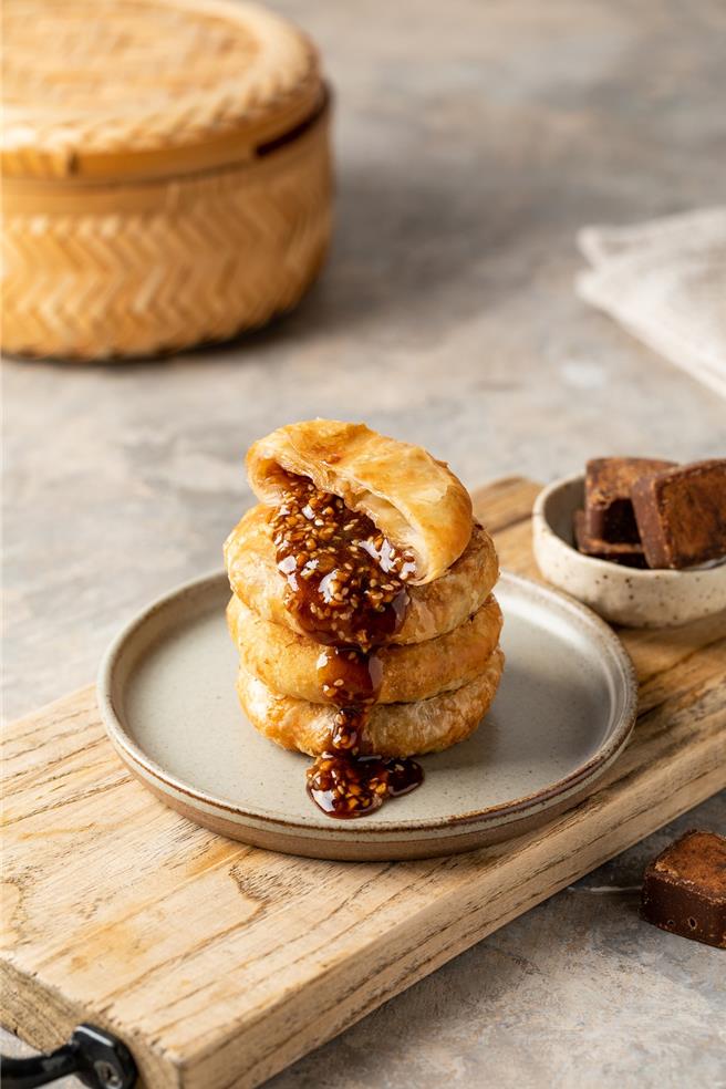 访韩必吃的韩国传统街头小吃「韩式爆浆黑糖饼」，甜蜜优惠价628元，每盒209元，网路下单，可直接配送到家。(豆府餐饮集团提供)