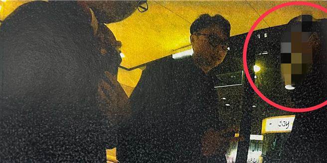 2024年1月29日新北市／新北市三峡区一名50岁的陈姓男子误入脸书投资广告遭车手诈骗，26日晚间配合员警将诈骗车手诱出逮捕。（新北市三峡警分局提供／刘玮晴新北传真）